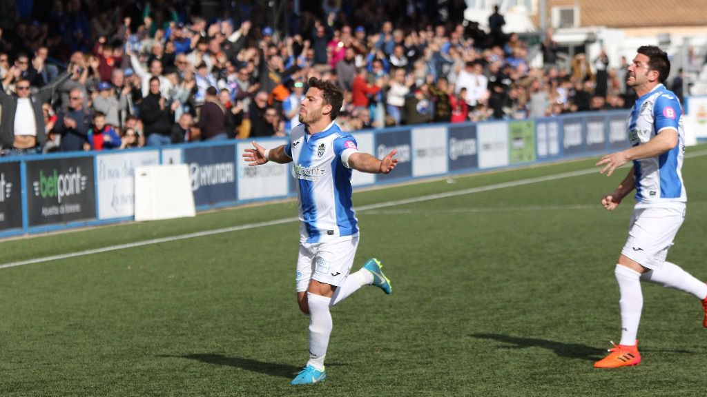 Kike celebra el gol que daba la primera victoria en casa