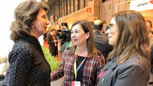 Planas izquierda) departe con la presidenta Francina Armengol en FITUR