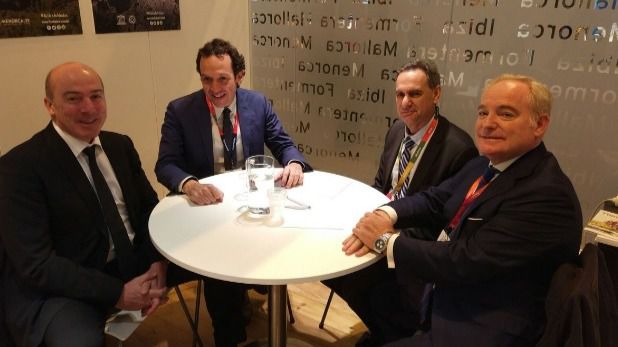 Pons (en el centro) con representantes de Air Nostrum