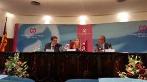 La consellera de Salud, Patricia G&oacute;mez, el vicepresidente primero de la Organizaci&oacute;n M&eacute;dica Colegial, Tom&aacute;s Cobo con el presidente del Comib, Antoni Benn&agrave;ssar