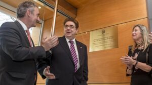 Benn&agrave;ssar junto a la consellera de Salut, Patricia G&oacute;mez y el vicepresidente primero de la Organizaci&oacute;n M&eacute;dica Colegial, Tom&aacute;s Cobo