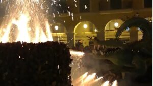 El Drac de na Coca encendi&oacute; el foguer&oacute; de Plaza Major