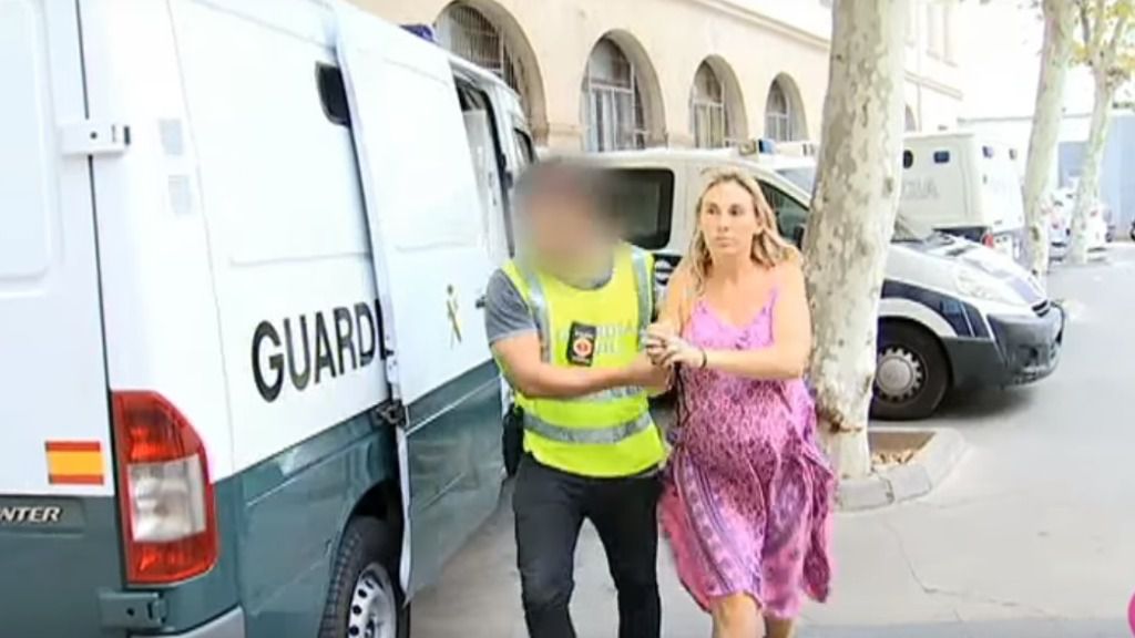 Laura Cameron, una de las detenidas en su pase ante el juez
