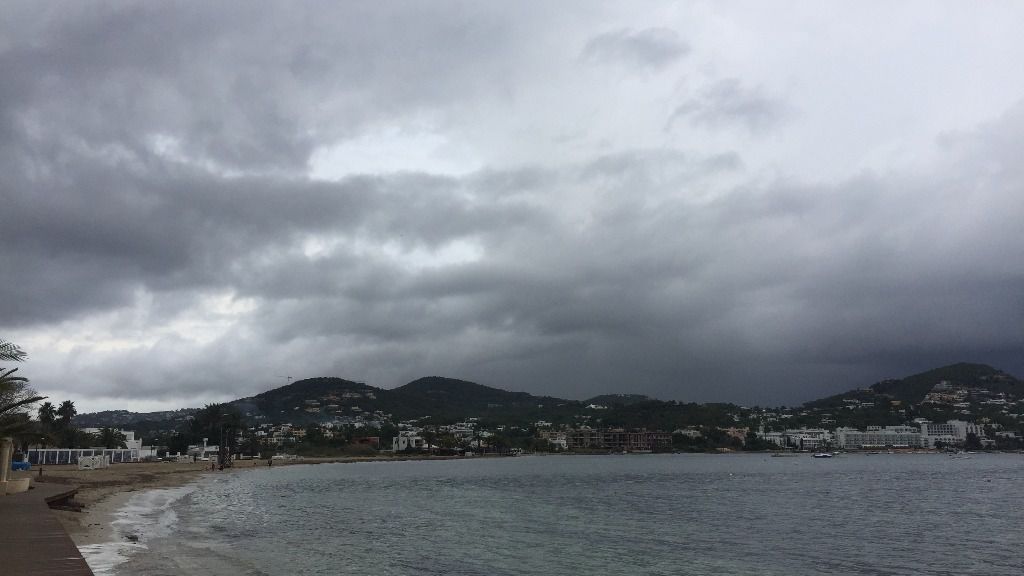 nubes tormenta chubasco playa den bossa