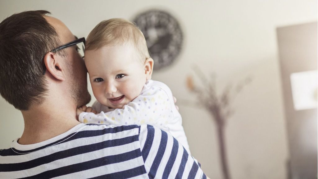 La subida se debe al aumento de los días por paternidad