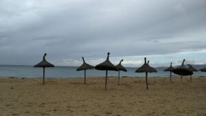 playa mal tiempo sombrillas