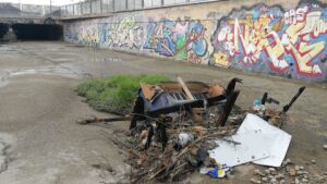 torrentes sucios vertido plasticos