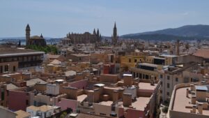 La propuesta se fundamenta en la iniciativa popular presentada por la FAAVV