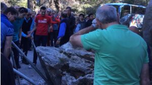 Los vecinos han retirado la roca en la carretera