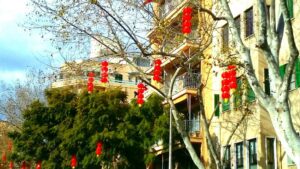 Los farolillos adornan el barrio de Pere Garau