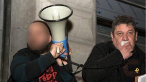 Tomeu Mart&iacute; (derecha), durante un acto independentista