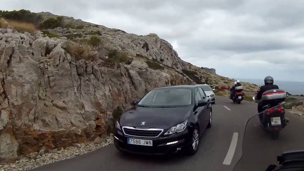 Coches en faro de Formentor