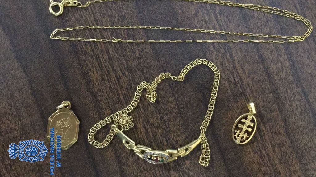 Arrancaban por sorpresa las joyas que las víctimas llevaban puestas