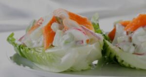 Ensalada de pepino, rabanitos, surimi, manzana verde y salsa de yogurt