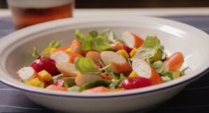 Ensalada de berros y cherry asados con barritas de surimi