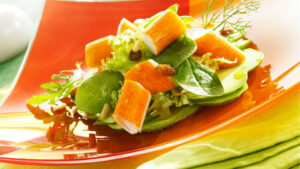 Ensalada de aguacate con frutos secos y surimi