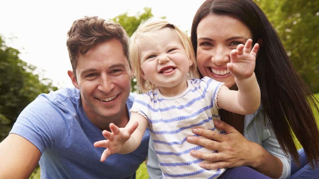niño con padres