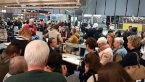 Cientos de pasajeros se quedaron en tierra en el puente de diciembre