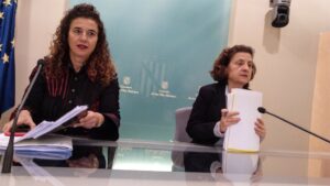 La portavoz del Govern, Pilar Costa junto a Fina Santiago