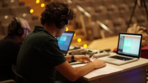 El profesor Iker Olabe, master de sonido, CESAG