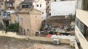 Los residuos y la suciedad se acumulan en el patio de una finca ocupada de S'Arenal