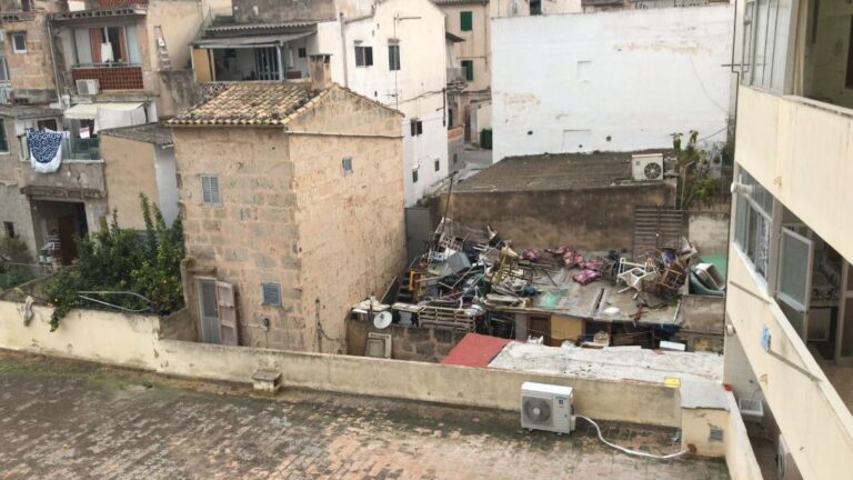 Los residuos y la suciedad se acumulan en el patio de una finca ocupada de S'Arenal