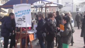 Imagen de recogida de firmas de la plataforma 'Salvem el Molinar'