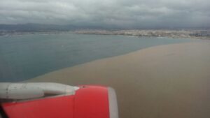 Imagen de la bah&iacute;a te&ntilde;ida de marr&oacute;n por el vertido de aguas no tratadas ni depuradas