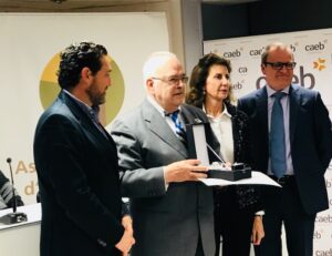 www.mallorcadiario.com_galerias-noticias_galerias_515677_LAPRESIDENTADELACAEBCARMENPLANASENTREGAELPREMIOALOSRESPONSABLESDELAHOSPEDERALlUC