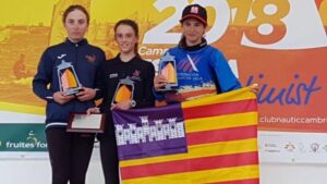 Mar&iacute;a Perell&oacute; con sus compa&ntilde;eras durante la entrega de trofeos
