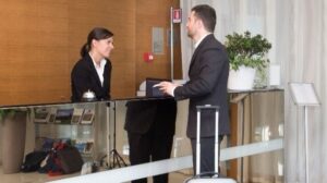 recepcion hotel trabajo turismo trabajador