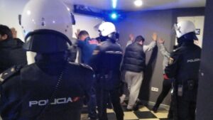 Imagen de la redada en un pub