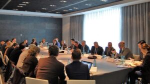 Los representantes de los ocho municipios en la reuni&oacute;n