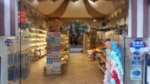 Todo preparado en las tiendas pero nadie que compre en el interior
