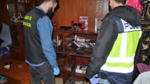 Los agentes proceden al registro de manera conjunta