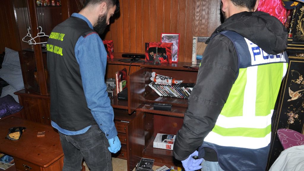 Los agentes proceden al registro de manera conjunta