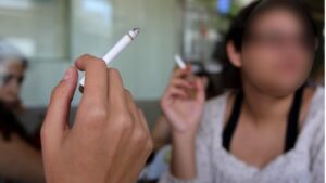 mujer fumadora tabaco