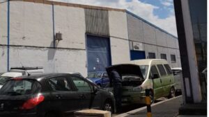 Uno de los mec&aacute;nicos irregulares en plena faena este lunes