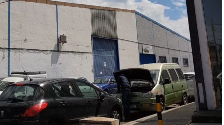 Uno de los mecánicos irregulares en plena faena este lunes