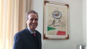 Gamero posa orgulloso con la joya de la Corona: el Mir&oacute; aut&eacute;ntico del logo de Foment del Turisme