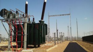 Montaje de alta tensi&oacute;n (Imagen de archivo)