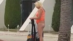 desnuda en el aeropuerto