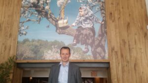 Helmut Clemens en el interior de Es Rebost con una foto de su hija