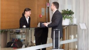 recepcion hotel trabajo turismo trabajador