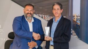 El director general de Pol&iacute;tica Industrial del Govern, Manel Porras y el proyecto ganador, la empresa Utek (Foto: Carlos Hell&iacute;n)