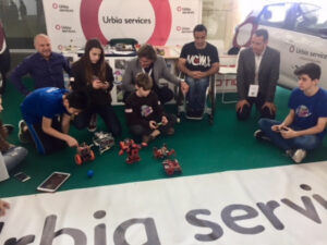 Los alumnos en plena demostraci&oacute;n de rob&oacute;tica. El subcampe&oacute;n de skate adaptado, Toni Qui&ntilde;onero, ha estado con ellos.