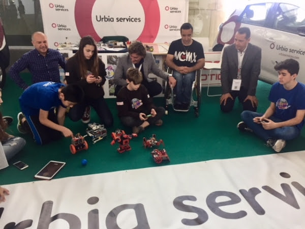 Los alumnos en plena demostración de robótica. El subcampeón de skate adaptado, Toni Quiñonero, ha estado con ellos.