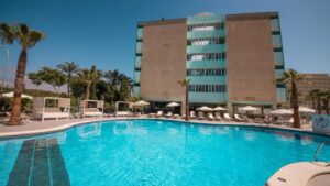 Imagen de la terraza y piscina del hotel