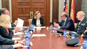 El director general de la Polic&iacute;a, Germ&aacute;n L&oacute;pez Iglesias junto a Mar&iacute;a Salom