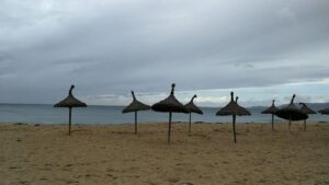 playa mal tiempo sombrillas